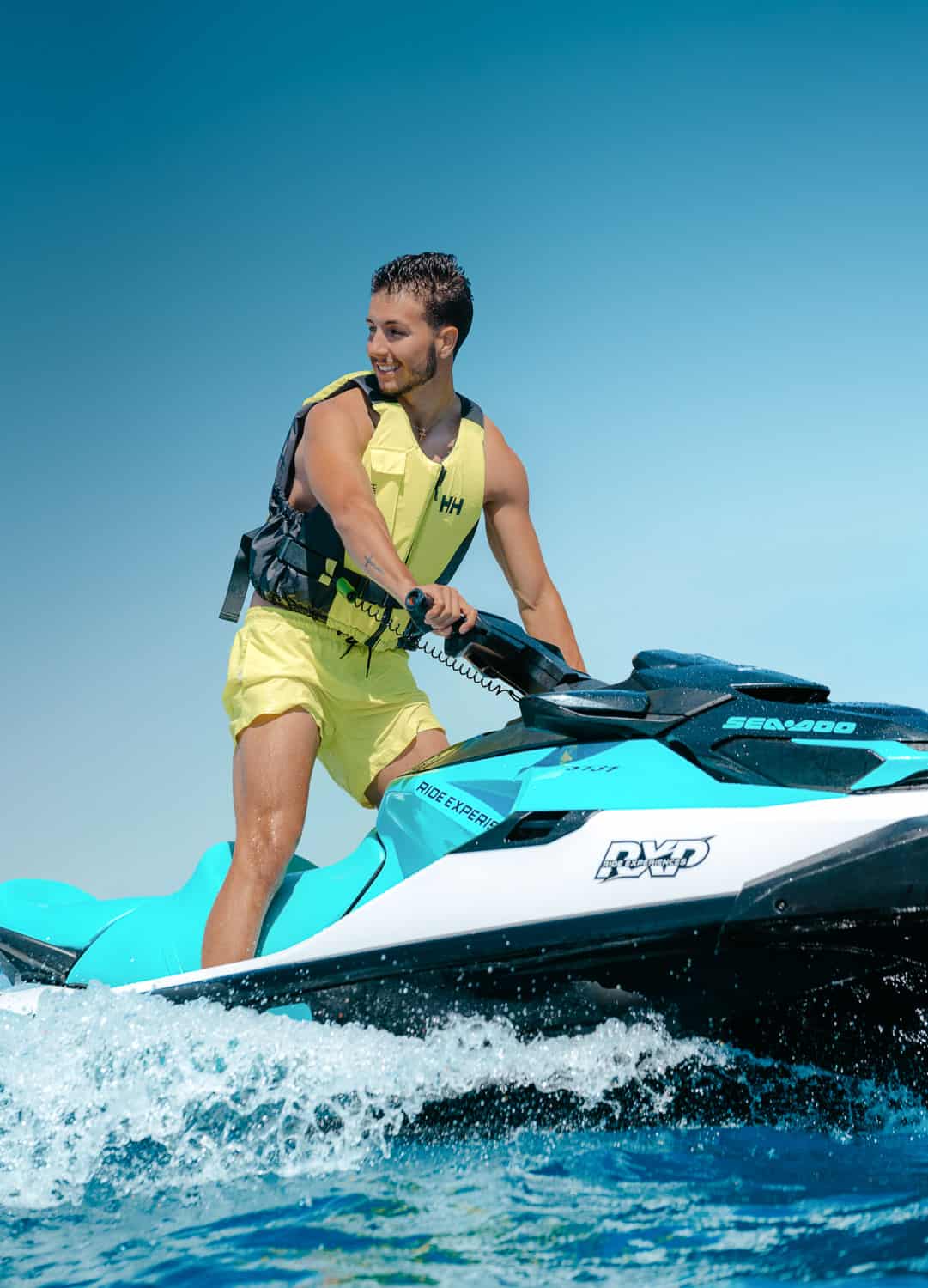 Hombre sonriente en jet ski